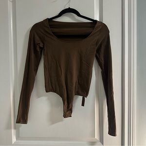 SKIMS ESSENTIAL LONG SLEEVE SCOOP NECK BODYSUIT